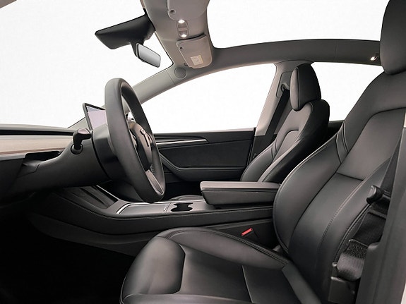 Tesla Model Y 12 of 30
