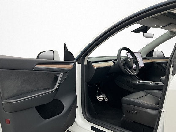 Tesla Model Y 10 of 30