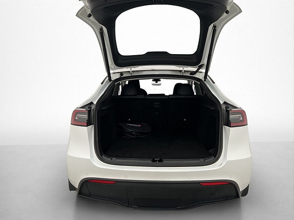 Tesla Model Y 9 of 30