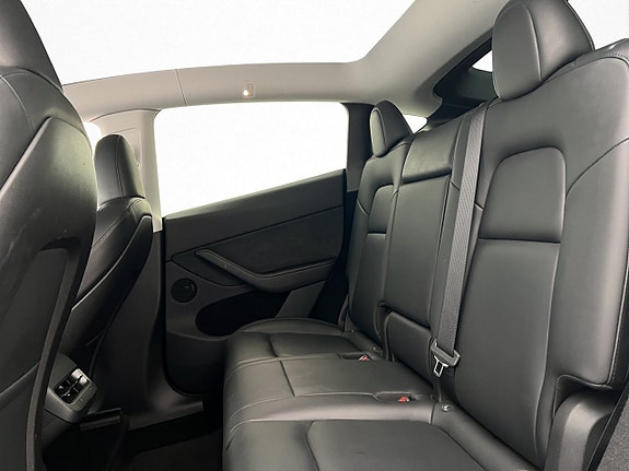Tesla Model Y 23 of 30