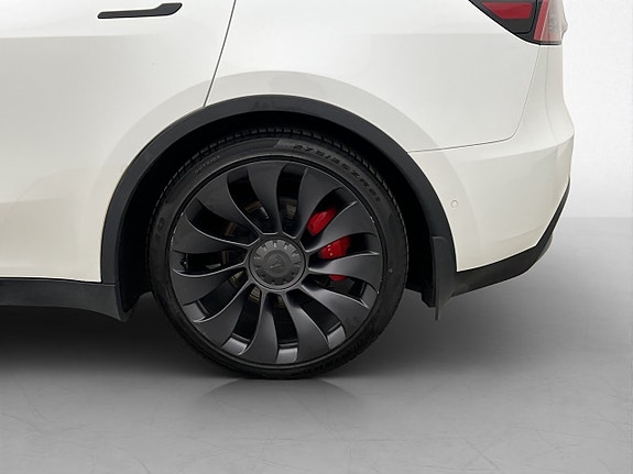Tesla Model Y 26 of 30