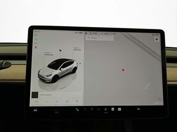 Tesla Model Y 14 of 30