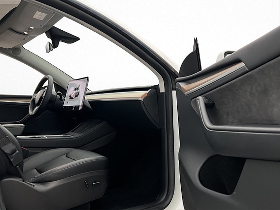 Tesla Model Y 21 of 30