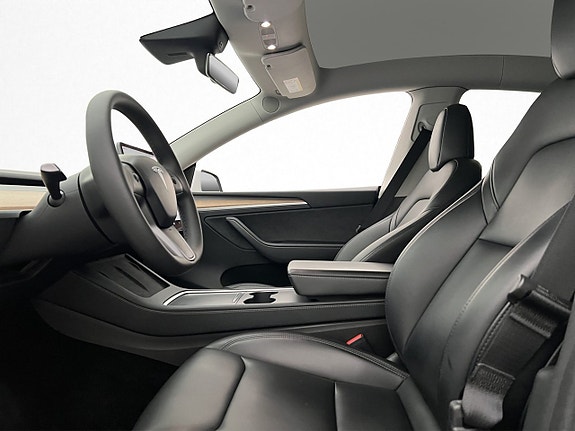 Tesla Model Y 12 of 30