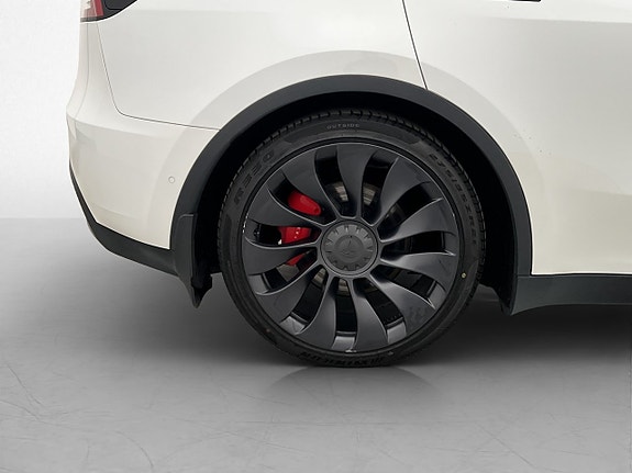 Tesla Model Y 27 of 30
