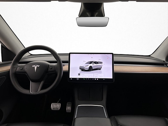 Tesla Model Y 28 of 30