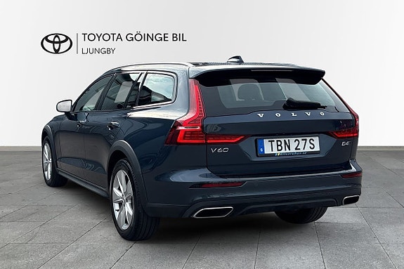 Volvo V60 Cross Country 2 of 5