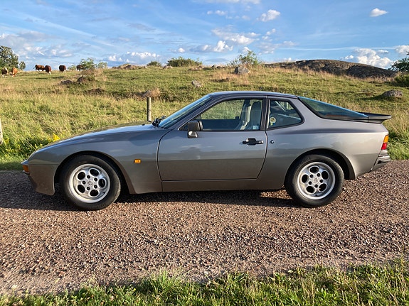 Porsche 944 4 of 5