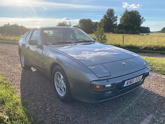 Porsche 944 3 of 5