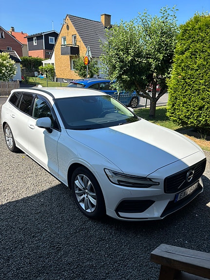 Volvo V60 2 of 5