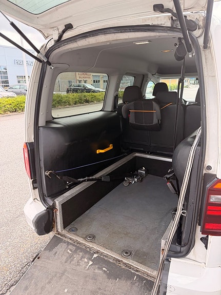 Volkswagen Caddy Maxi 13 of 29