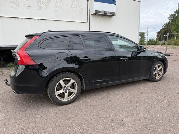 Volvo V60 2 of 5