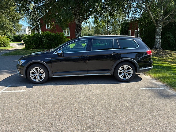 Volkswagen Passat Alltrack 3 of 8