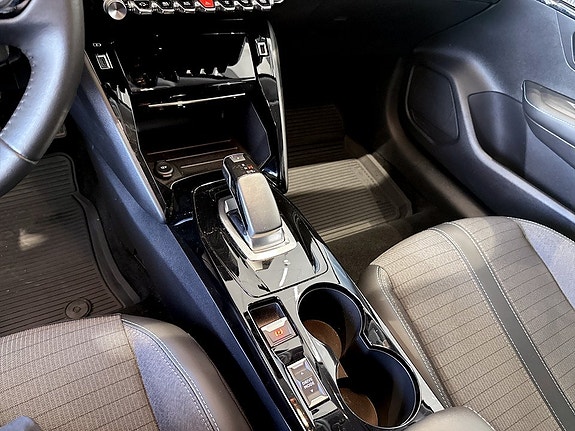 Peugeot e-208 12 of 17