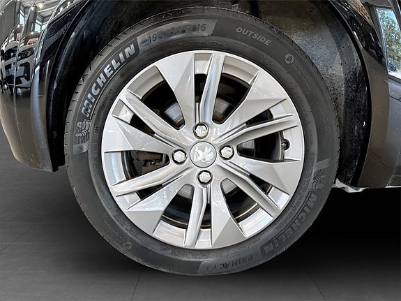 Peugeot e-208 16 of 17
