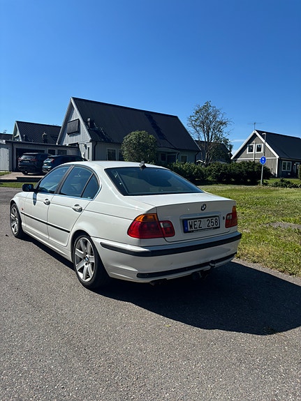 BMW 325i 2 of 3