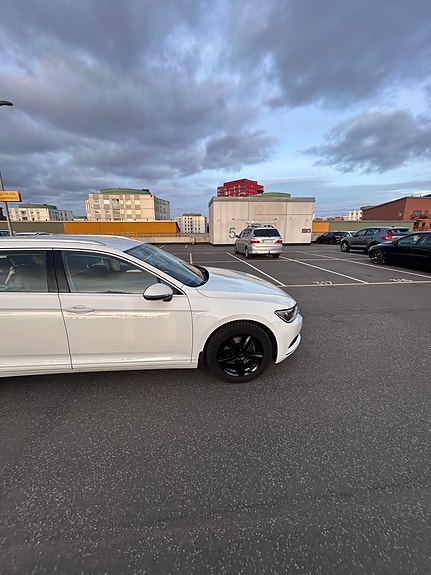 Volkswagen Passat 3 of 9