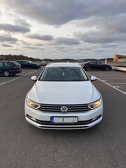Volkswagen Passat 2 of 9