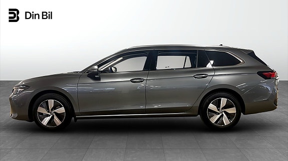 Volkswagen Passat 2 of 13