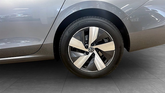 Volkswagen Passat 6 of 13