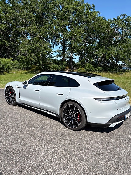 Porsche Taycan Sport Turismo 4 of 5