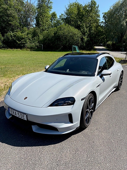 Porsche Taycan Sport Turismo 2 of 5