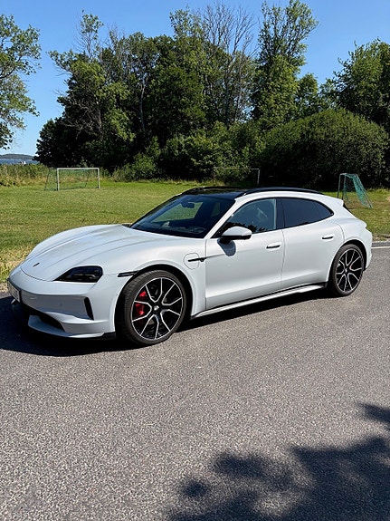Porsche Taycan Sport Turismo 3 of 5