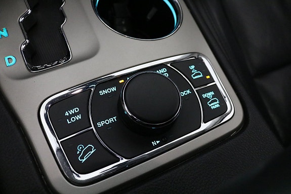 Jeep Grand Cherokee 27 of 30