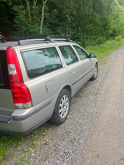 Volvo V70 3 of 7