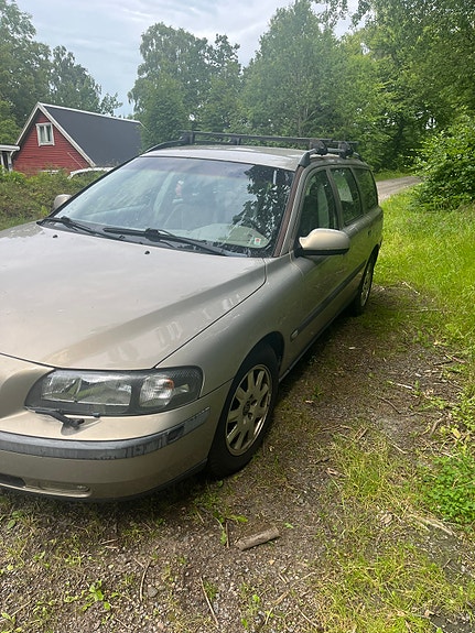 Volvo V70 2 of 7