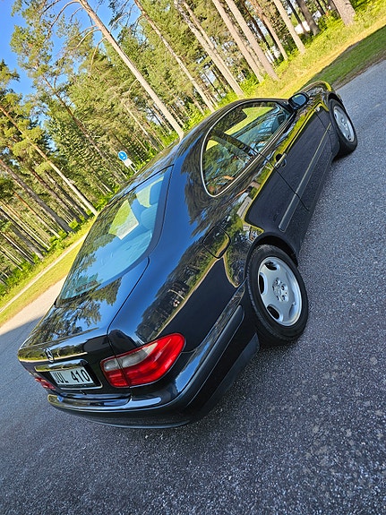Mercedes-Benz CLK230 4 of 5