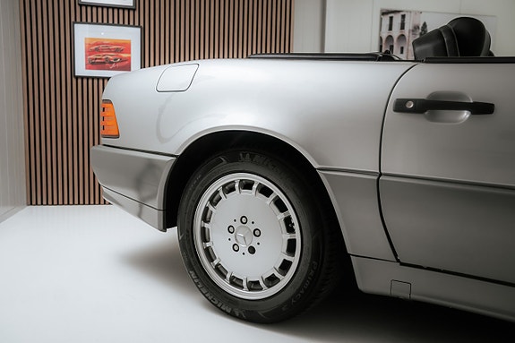 Mercedes-Benz 500 SL 4 of 5