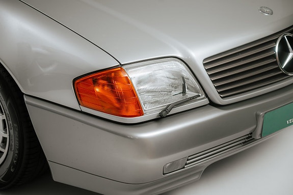 Mercedes-Benz 500 SL 3 of 5