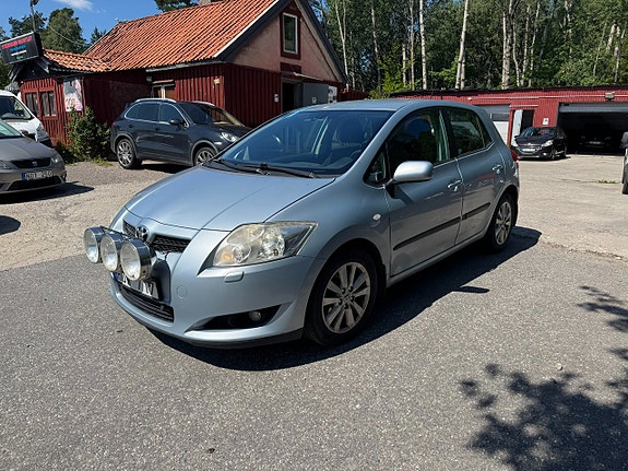 Toyota Auris 2 of 5