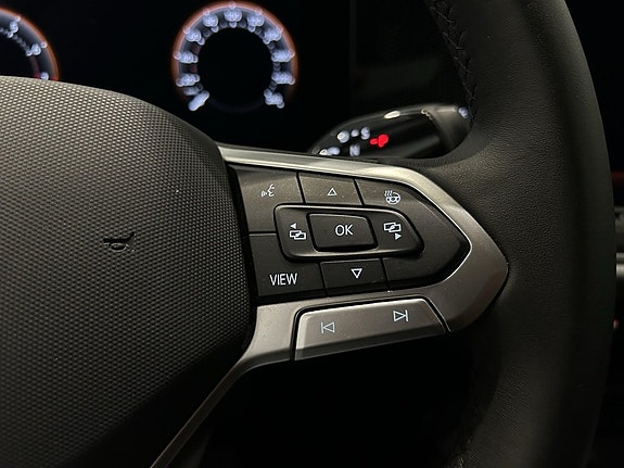 Volkswagen Passat 12 of 16
