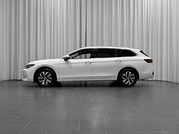 Volkswagen Passat 2 of 16