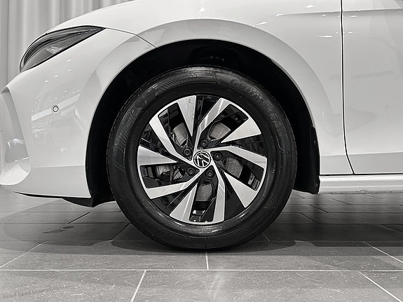 Volkswagen Passat 5 of 16