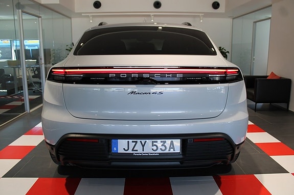Porsche Macan 4S 3 of 5
