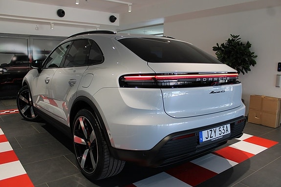 Porsche Macan 4S 2 of 5
