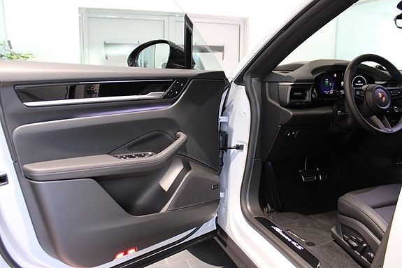 Porsche Macan 4S 9 of 25
