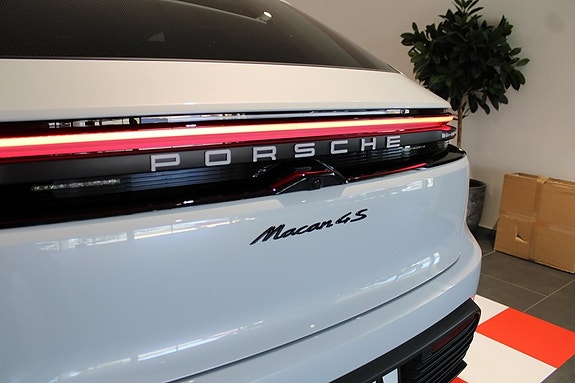 Porsche Macan 4S 4 of 5