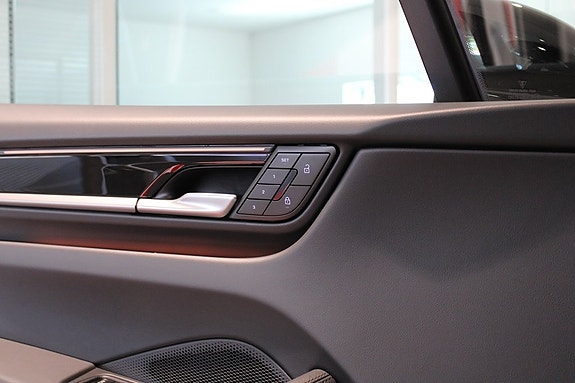 Porsche Macan 4S 11 of 25
