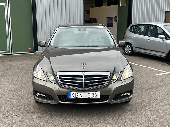 Mercedes-Benz E350 3 of 5