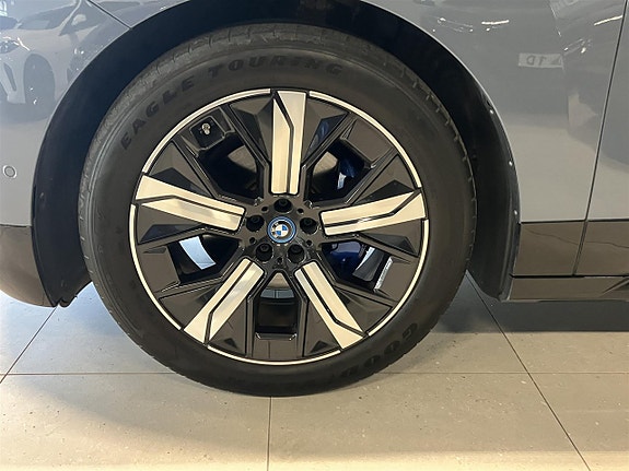 BMW iX 4 of 16