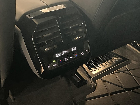 BMW iX 11 of 16