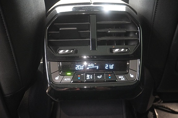 BMW iX 8 of 19
