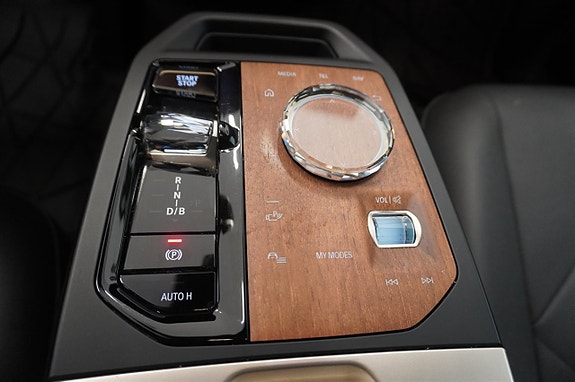BMW iX 12 of 19