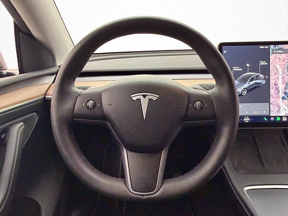Tesla Model Y 14 of 30