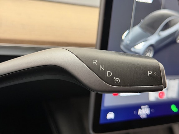 Tesla Model Y 28 of 30