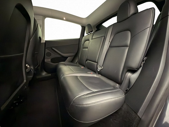 Tesla Model Y 17 of 30